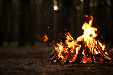 Allumer un feu de camp